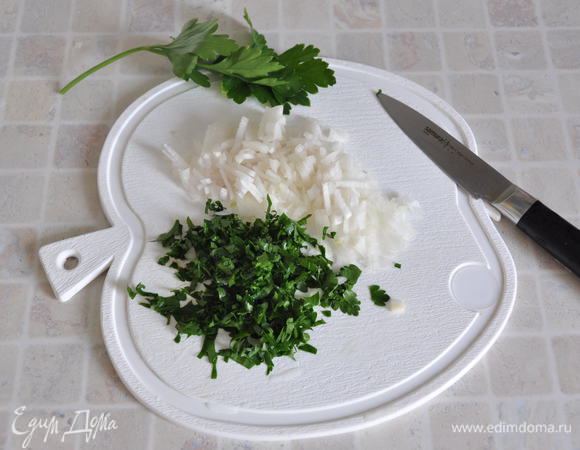 Небольшую луковицу мелко нарезать, петрушку измельчить.
