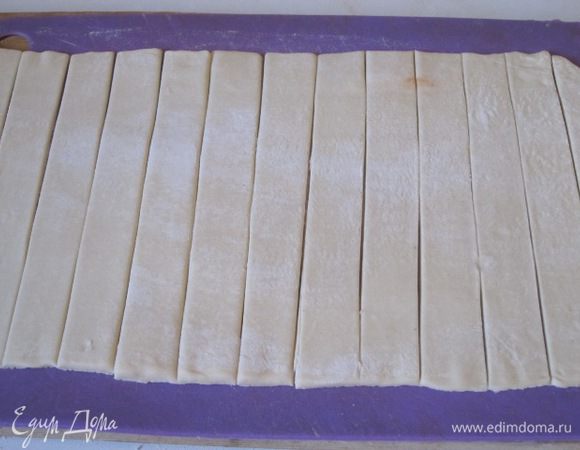 Нарезать тесто полосками.
