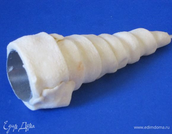 Взять полоску теста и намотать на металлический конус для выпечки трубочек.