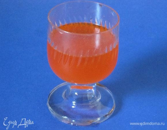 Развести оранжевый краситель водой.