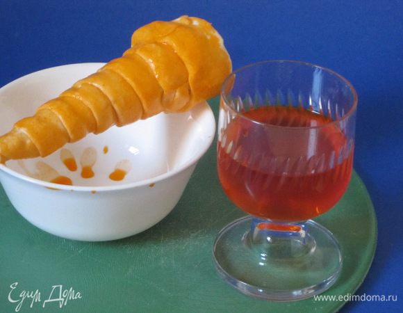 Окрасить кисточкой каждую будущую "морковку" из слоеного теста.