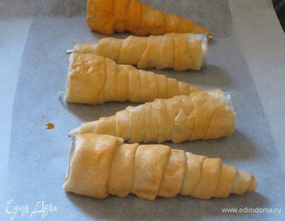 Выложить их на противень, выстланный бумагой для выпечки.