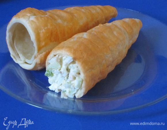 Посолить, поперчить, заправить майонезом. Из каждой слоеной трубочки вынуть металлический конус, начинить салатом.