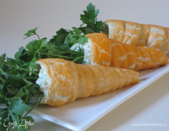 Украсить петрушкой, выложить на блюдо. "Морковки" к поеданию готовы!