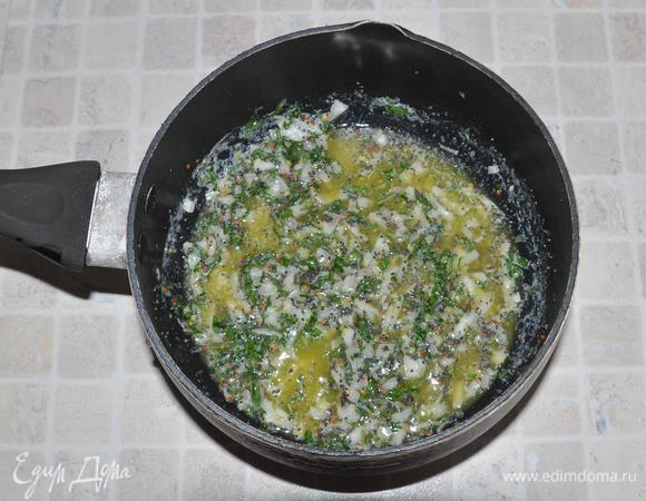 Добавить в масло лимонный сок, горчицу, лук и петрушку, чеснок и мак. Перемешать и...
