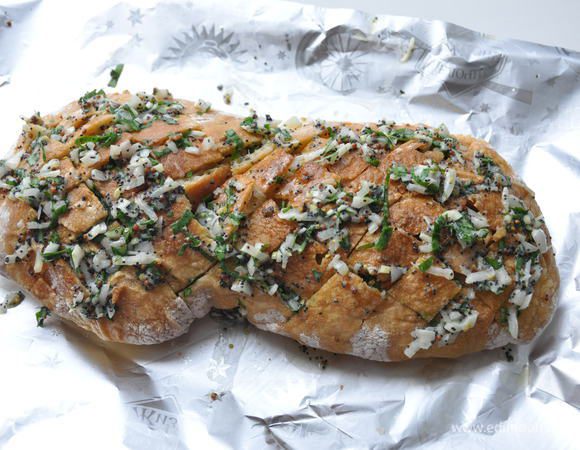 маленькой ложкой нафаршировать хлеб в разрезы. 
