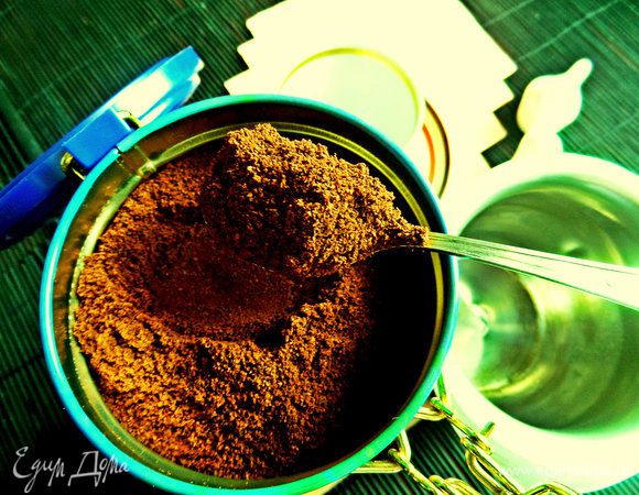 Берём на 2 кофейные чашечки 2 кофейные ложки кофе или кто как любит.