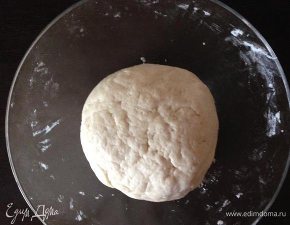 Добавляем муку, просеянную с содой, замешиваем упругое, нелипнущее тесто.
