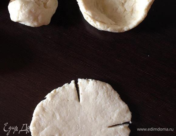 Тесто делим на 8 равных частей (сначала пополам, половинки еще раз пополам и еще раз).
Из каждой части катаем шарик и раскатываем его в круглую лепешку, "сооружаем" из краев лепешки бортики.
Я формирую следующим образом...
Делаю на лепешке с краев по 4 неглубоких разреза.