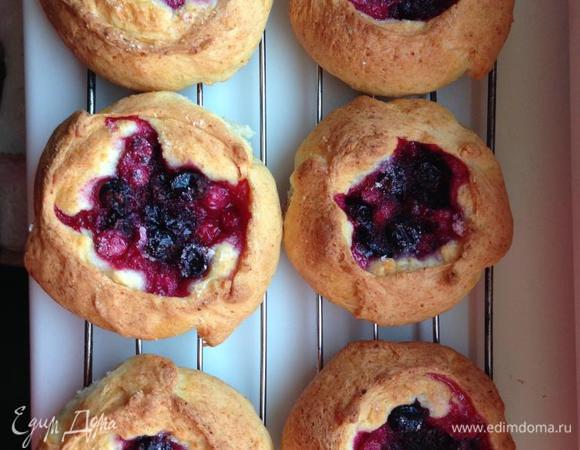 Выкладываем ватрушки на застеленный смазанным пергаментом противень и ставим в разогретую до 170 градусов духовку на 30 минут до подрумянивания и ягодного аромата!
Достаем красавцев и зовем всех чаевничать!