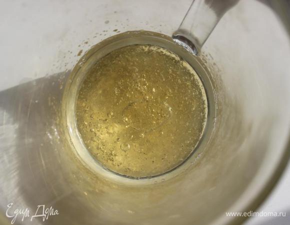 Для конфи залить желатин 3 ст.л. воды и оставить набухать.
