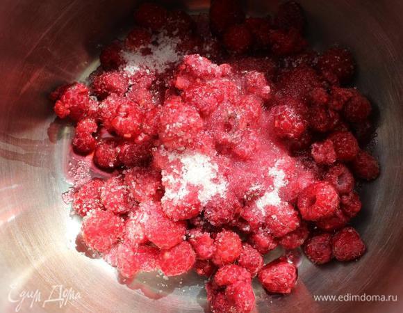 В небольшую кастрюльку выложить малину, сахар, вылить воду. Поставить на огонь и, помешивая, довести до кипения и полного растворения сахара.
