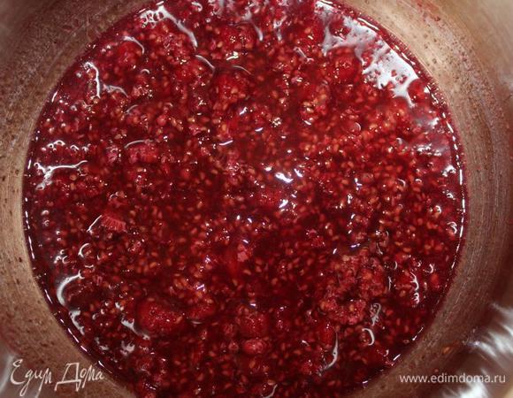 Ввести в смесь набухший желатин и хорошенько перемешать.
