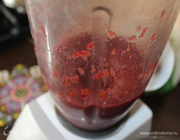 Полученную смесь тщательно взбить в блендере. При желании можно избавиться от косточек малины в конфи, протерев массу через сито. 
