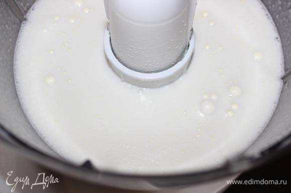 Для молочного мороженого тщательно взбить желтки с сахаром, молоком и сливочным маслом комнатной температуры. Можно для аромата добавить пару капель ванильной эссенции или немного ванилина.