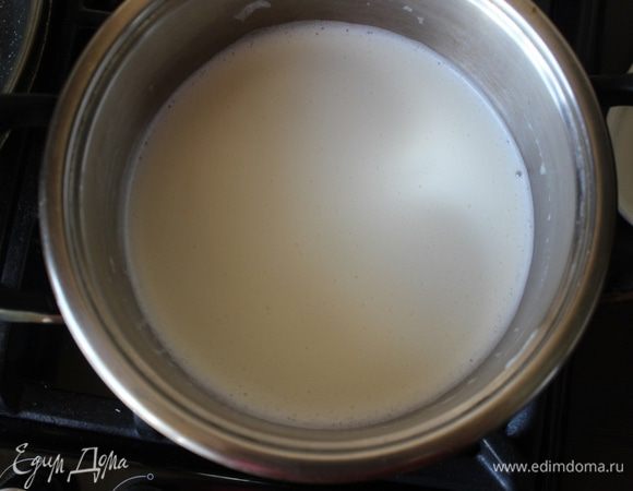 Вылить смесь в кастрюлю и, помешивая, довести до кипения. Сразу снять с огня и полностью остудить (быстрее всего это сделать на холодной водяной бане).
