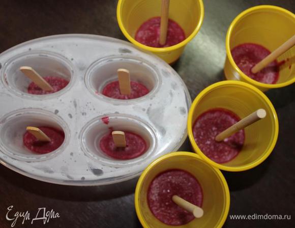 В начинающее застывать малиновое конфи вставить палочки для мороженого и вернуть обратно в морозилку.
