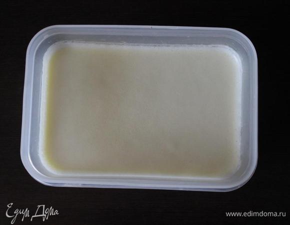 Охлажденную молочную смесь вылить в контейнер, накрыть крышкой и поставить в морозилку часа на 3.
Каждый час смесь доставать и взбивать вилкой с целью избежания кристалликов в готовом продукте.
