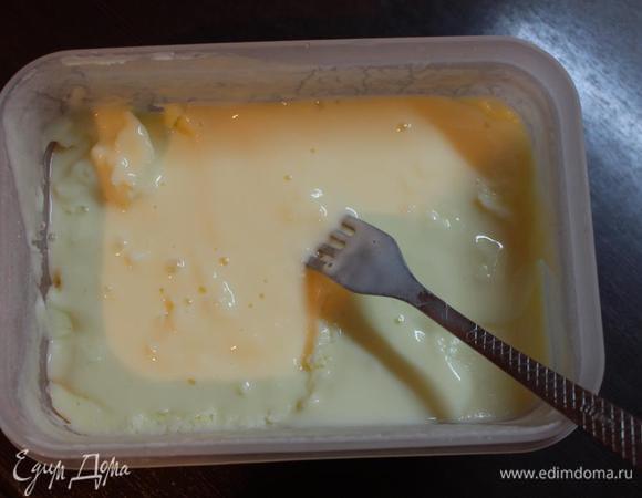 Когда мороженое уже достаточно схватится, но будет еще мягкой консистенции, в последний раз взбить смесь до однородности и начать формировать порции. 
Здесь молочное мороженое можно обогатить какими-нибудь любимыми добавками (шоколадной стружкой, измельченными орешками, лимонной цедрой и т.д.)