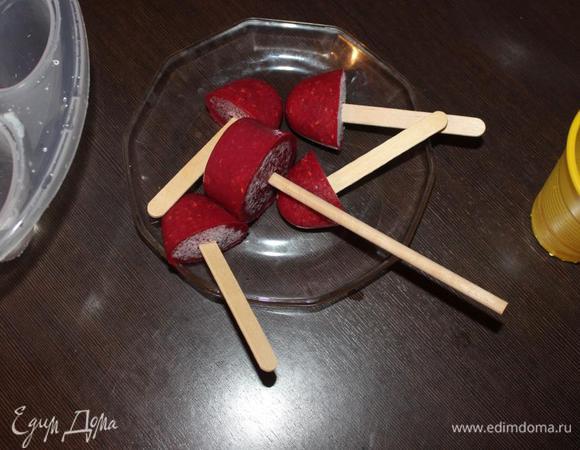 Достать конфи, обдать формы горячей водой, аккуратно вынуть ягодную массу из форм.
