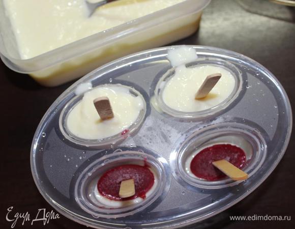 Теперь выложить в 1/3 тех же форм молочное мороженое, затем конфи и заполнить формы до конца молочной смесью.

