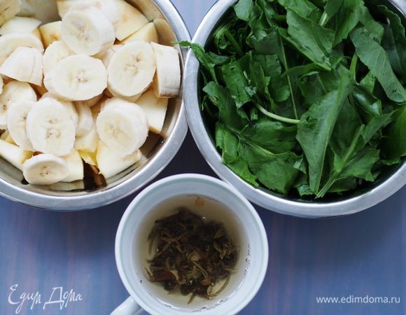 Приготовить необходимые продукты. Хлопья можно взять любые - овсяные, злаковые, смешанные, но только те, которые не требуют варки. Из фруктов можно взять 2 очень спелых банана или 2 яблока, манго и т.д., но фрукты лучше подобрать очень сладкого вкуса, потому что щавель все-таки достаточно кислый. 