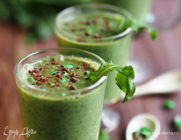 Сложить все продукты в высокую емкость и взбивать 2-3 минуты блендером до однородной пышной массы. Разлить по бокалам и украсить тертым шоколадом и листиками мяты или щавеля. Приятного и полезного вам угощения!