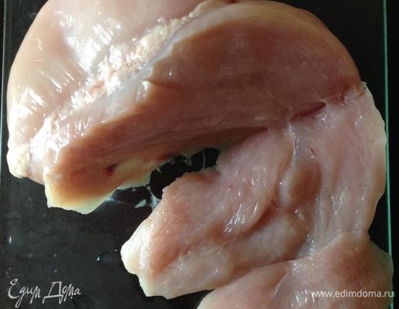Ставим духовку на разогрев до 180 градусов.
Куриную грудку режем тонкими пластинами. У меня получилось вырезать 6 подходящих для рулетиков кусочков, как раз по 2 шт. на порцию.