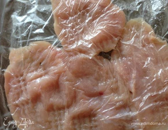 Отбиваем молоточком мясо с двух сторон. 
Посыпаем солью, перцем по вкусу.