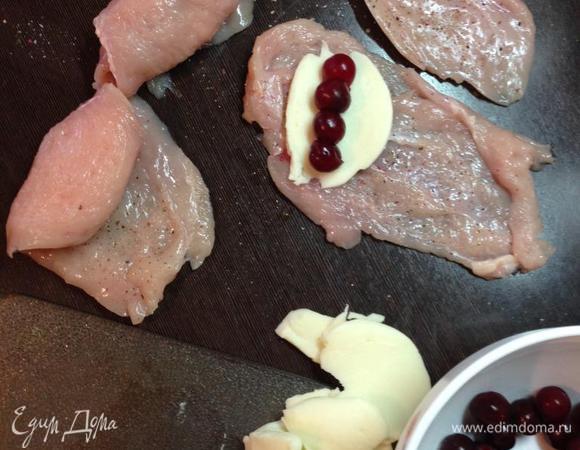 Выкладываем на полоски нарезанный сыр и вишню, заранее удалив косточки.
Сворачиваем в рулетики и хорошенько защипываем края зубочистками, чтобы сыр при запекании не вытекал.