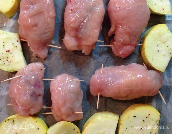 Выкладываем на застеленный противень, смазываем рулетики растительным маслом и отправляем в духовку минут на 30.
Я запекала рулеты вместе с овощами.