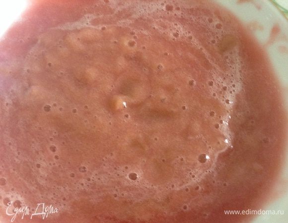 Вытащить ревень из воды и протереть через сито.