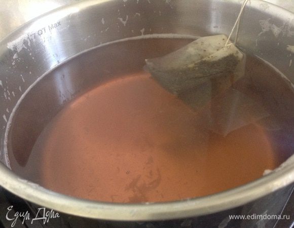 В воду опустить два пакетика чая, дать ему за вариться, добавить сахар.