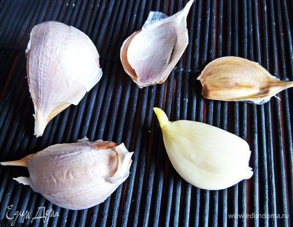 Зубчик чеснока разделить на четверти.