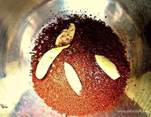 Бросить в турку вместе с кофе,солью и перцем (это по желанию).