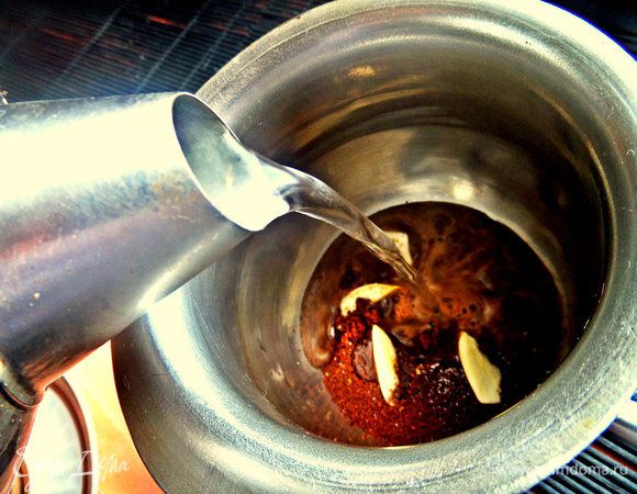 Залить водой и сварить кофе обычным способом. Дать отстояться.