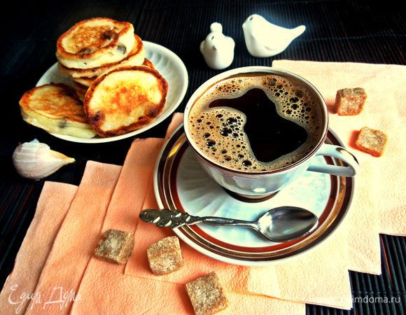 Подавать можно с чем-то сладким и несладким тоже, как и обычный чёрный кофе!