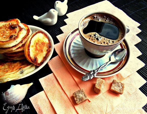 У меня на фото оладьи из 0,5 ст. кефира, 0,5 пачки творога, яйца, сахара, ванили, муки и с изюмом.