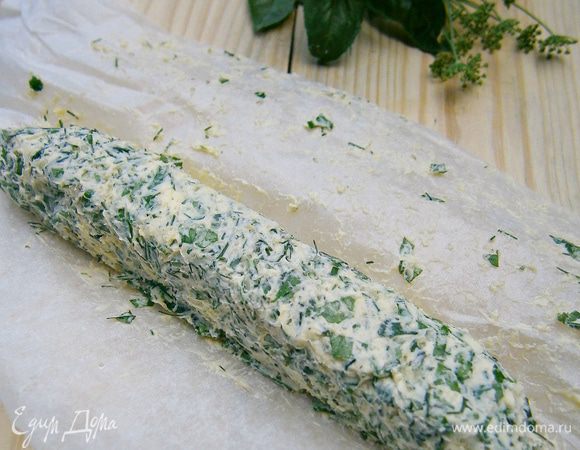 Мягкое сливочное масло смешать с рубленой зеленью и чесноком, посолить по вкусу. Сформировать "колбаску" при помощи пергаментной бумаги и убрать в морозильную камеру.