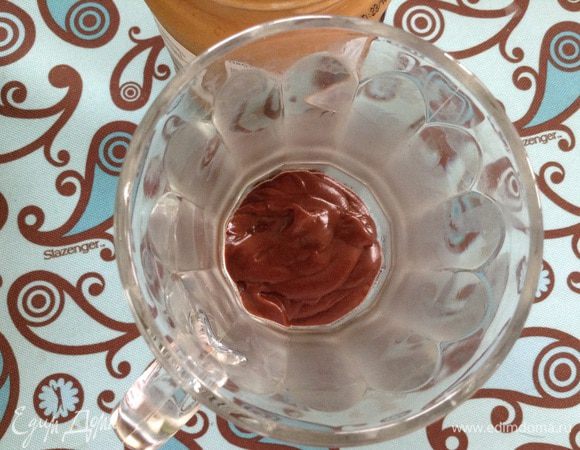 Добавить арахисовую пасту, молоко, все нагреть и перемешать.