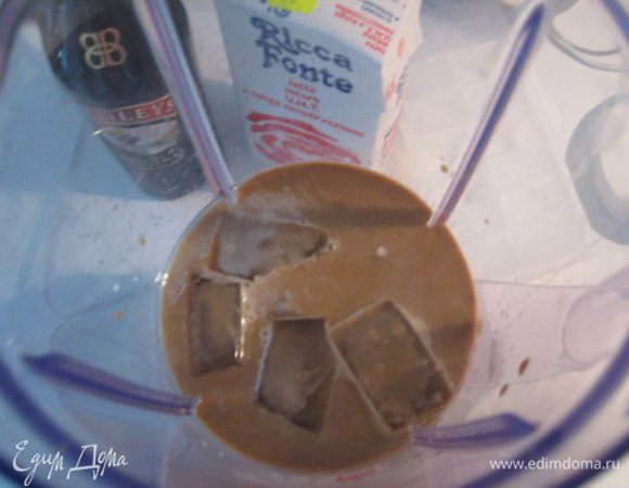 Взбить кофе с молоком, ликером и льдом.