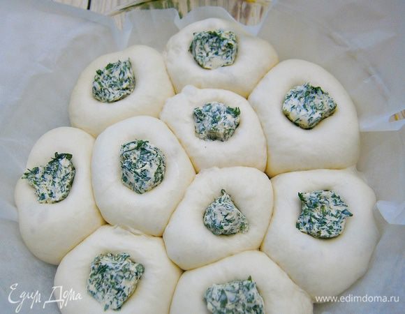 В каждой булочке пальцем сделать выемку и положить туда кусочек пряного сливочного масла.