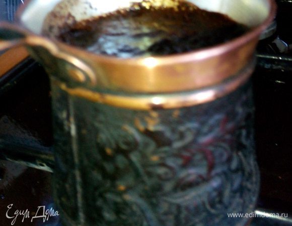 Для начала я разбавила домашний малиновый ликер обычным молоком, в соотношении 1:1. Домашний ликер из малины готовиться очень просто (200 граммов малины заливают 200 граммами коньяка, настаивают 10 дней в теплом месте, после чего процеживают и закрепляют 400 граммами сахарного сиропа), но вы можете взять любой ликер, который вам нравиться. 

Затем мы аккуратно вливаем молочно-малиновый ликер в бокалы, после чего варим кофе в турке.