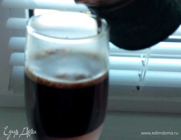 Затем аккуратно вливаем кофе в бокал к сиропу, стараясь наливать его по стенке, чтобы не смешались слои. На фото у меня дрожала рука (я же второй рукой держала фотоаппарат :) ), поэтому слои немного соединились. Но со вторым бокалом у меня все получилось идеально! 