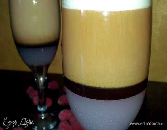 Финальным этапом станет украшение кофе по-венски взбитыми сливками и свежей малиной (но я для декора использовала малину замороженную). А теперь самое время побаловать себя "Малиновым поцелуем"! 

Приятного всем аппетита! 