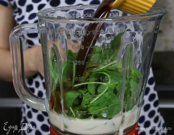 Сложить все ингредиенты в блендер и взбить.