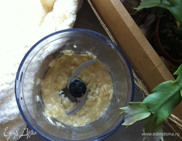 Сначала приготовим банановое пюре. Для этого измельчим банан в блендере до состояния пюре.