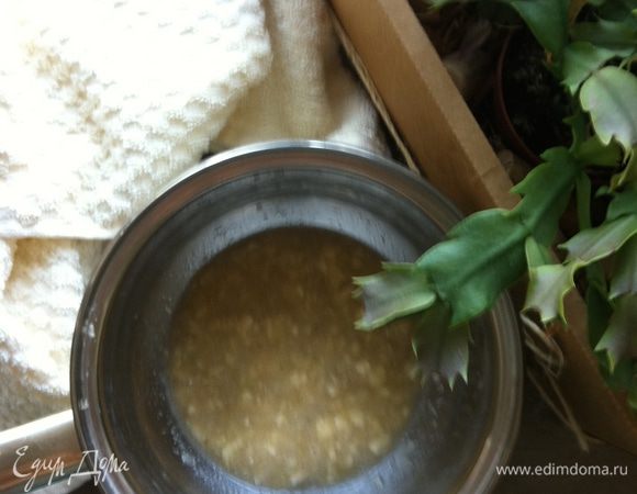 В кастрюльку поместим банановое пюре, воду и сахар (можно обойтись без сахара, если вы не сладкоежка, так как банан и так даст свою сладость).
Получившуюся смесь ставим на медленный огонь, доводим до кипения и снимаем.
 