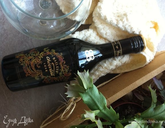 Берем бокал, стакан или чашку (красивее получается в прозрачной посудине) и любой ликер, в моем случае это Baileys Chocolat.