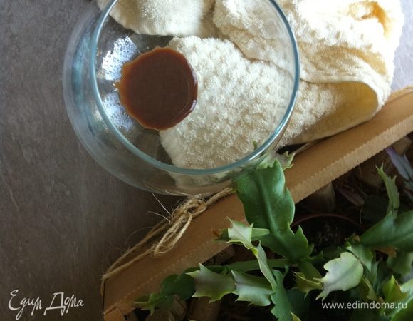 На дно бокала наливаем ликер.